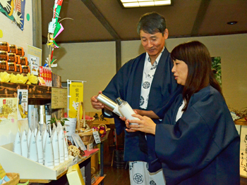 当館の離れや和洋室で使用している自然派化粧品をはじめ、手作りの小物も販売しております。